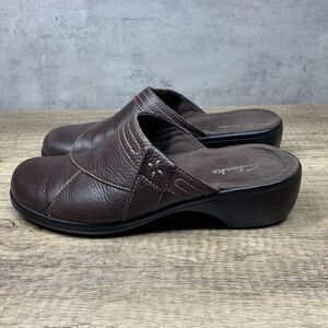 Clarks Women's US 7M Brown Lther Slip On Mules